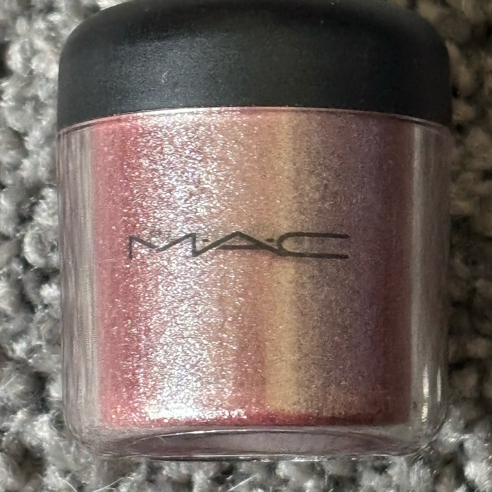 MAC pigment in Sunpepper
BNNB discontinued htf.